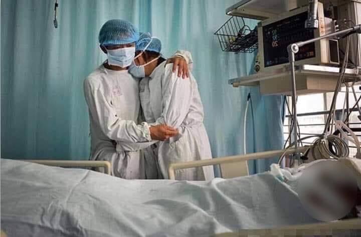 Hình ảnh bố mẹ đau long trước sự ra đi của con gái bé bỏng (Ảnh: H.E)