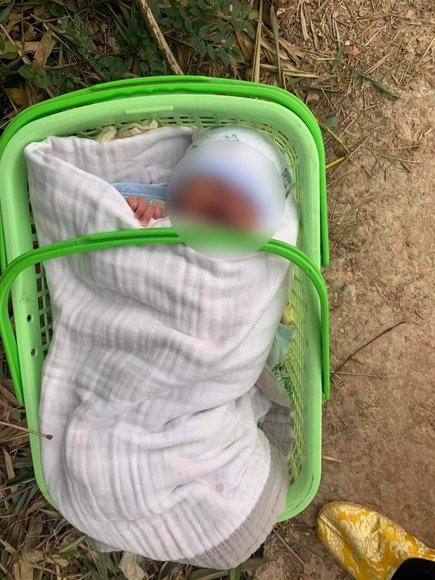 Bé trai bị bỏ rơi trước cổng chùa với lá thư kèm theo (Ảnh: Pháp luật &bạn đọc)