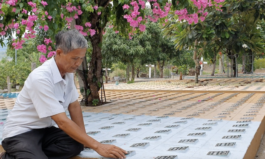 Cũng như ông Xuân, ông Phúc ở Nha Trang được người dân biết đến và cảm phục khi xây nghĩa trang, chôn cất hơn 20.000 sinh linh tội nghiệp (Ảnh: Thanh Niên)