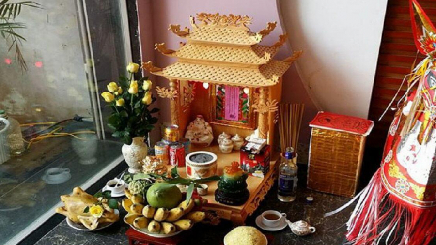 Khi thắp hương trên bàn thờ Thần Tài nên dùng hoa quả tươi.