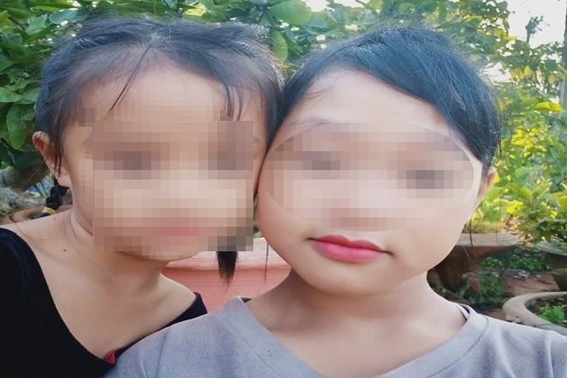 Như mặc áo xám chuoj cùng em gái