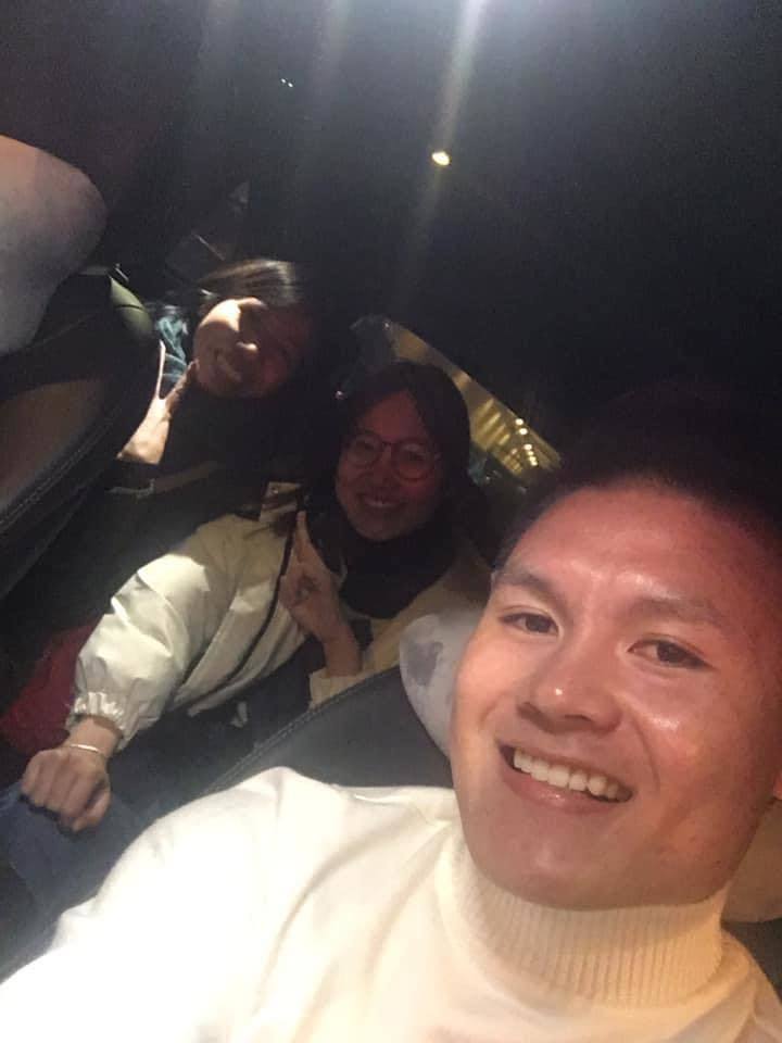 Hai cô giáo được ngồi trên xe riêng của Quang Hải. (Ảnh: Cô giáo Linh Hoang