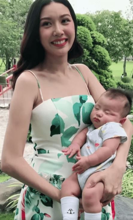 Khi chia sẻ clip đưa con đi làm việc, Á hậu Thúy Vân tiết lộ: “Em bé dạo này đắt show lắm. Mẹ diễn quá trời vẫn không bằng em bé chỉ cần nhắm mắt và xoè nhẹ bàn tay signature”. Cậu bé rất ngoan, ngủ ngon lành mặc cho mẹ pose dáng liên tục. Ngay từ bé đã có tiềm năng trước ống kính thế này, dự đoán rằng tương lai con trai Thúy Vân còn được săn đón nhiều hơn nữa.