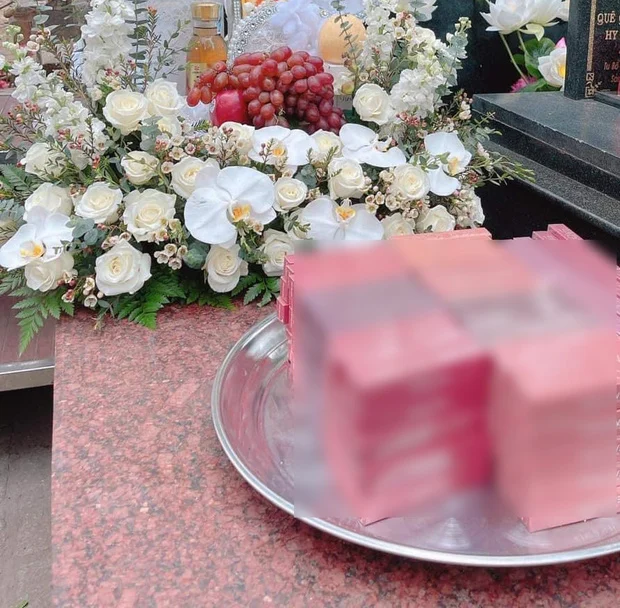 MXH đăng tải bài viết tố Hương Giang và công ty của cô mượn nơi linh thiêng để PR sản phẩm. Công ty dâng lễ 1 mâm đựng đầy son và lan truyền những chuyện tâm linh để thu hút người mua. Hương Giang, Ngọc Trinh, Vũ Khắc Tiệp còn đặt ngay mỗi người 9 thỏi son dưới bài quảng cáo. Đại diện công ty cho biết: