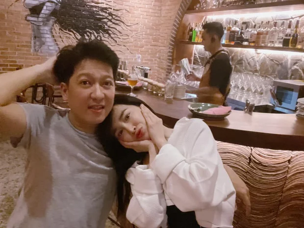 Tối 9/1, Nhã Phương khoe ảnh selfie đầy ngọt ngào cùng ông xã Trường Giang. Bà mẹ bỉm sữa dịu dàng tựa đầu vào vai chồng khiến dân tình không khỏi ghen tị. Sau 5 năm gắn bó, tình cảm của cặp vợ chồng đình đám chưa từng có dấu hiệu hạ nhiệt, thậm chí còn lãng mạn và hạnh phúc hơn hơn bội lần.