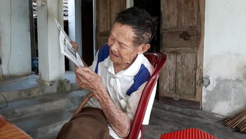 Tuy tuổi già nhưng cụ vẫn minh mẫn, đọc báo, làm thơ