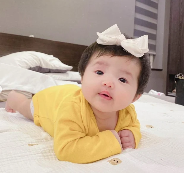 Mới đây, Đông Nhi đã công khai trực diện dung mạo của con gái. Ai cũng bị chinh phục bởi cô bé đáng yêu quá đỗi, hai má đỏ hây hây, đôi môi hồng hồng chúm chím, trông cực dễ thương. Dưới phần bình luận, Diệu Nhi, Phạm Quỳnh Anh và loạt sao lẫn khán giả đều phải xuýt xoa vì quá yêu em bé.