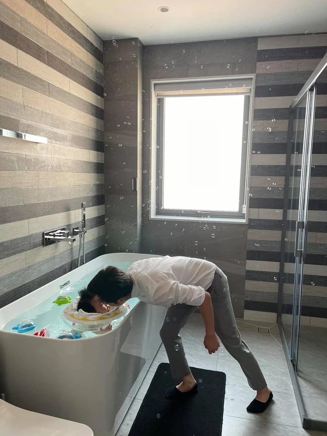 Đàm Thu Trang tiếp tục chia sẻ khoảnh khắc của cha con Cường Đô La. Trong ảnh, Cường Đô La vừa đi làm về, vẫn đang mặc nguyên đồ công sở áo sơ mi, quần tây. Tuy nhiên anh đã ngay lập tức đến chỗ con gái. Mặc cho ba hí hửng “Cho ba hôn em 1 miếng nha” thì nhóc tỳ Suchin lại phản ứng không mấy “mặn mà”. Thậm chí, Đàm Thu Trang còn miêu tả gương mặt của con gái khi được Cường Đô La hôn má là “gương mặt cam chịu”.