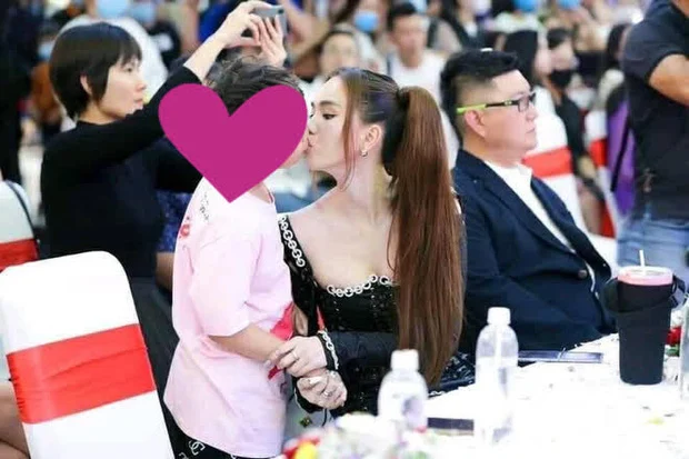 Mạng xã hội lan truyền hình ảnh Ngọc Trinh thân thiết bên 1 bé trai tại một sự kiện. Tuy nhiên điều khiến nhiều người chú ý chính là Ngọc Trinh đã hôn môi cậu bé còn nhỏ tuổi, thay vì hôn lên trán hay má. Ngay lập tức hình ảnh này gây ra cuộc tranh cãi gay gắt. Phần đông khán giả lên án hành vi này và cho rằng việc Ngọc Trinh