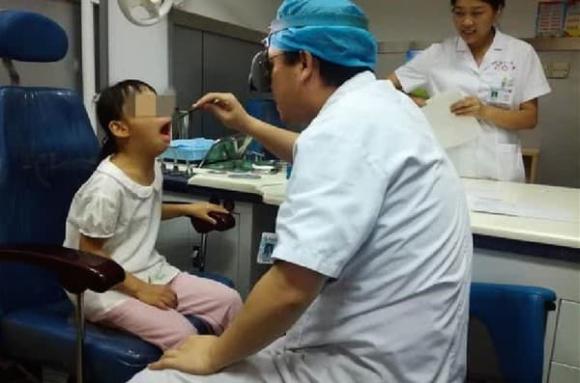 Kết quả xét nghiệm ADN cho thấy, đứa trẻ đúng là con gái ruột của ông Lý nhưng tin buồn là bé đang bị chứng tuyến giáp phì đại.