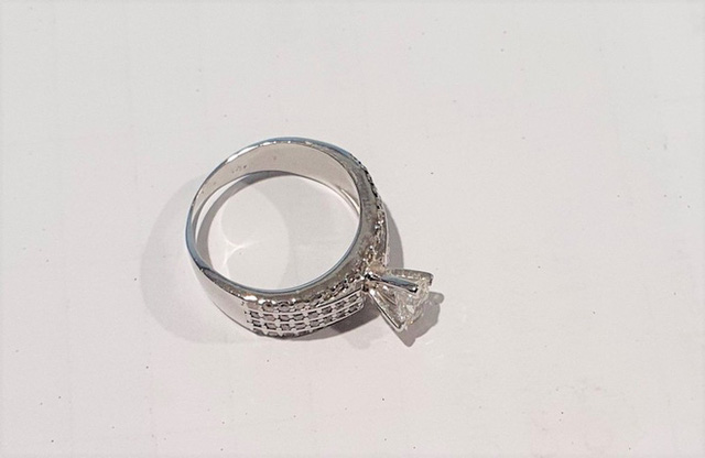 Chiếc nhẫn kim cương được tìm thấy (Ảnh: Doanh nghiệp& Tiếp thị)    