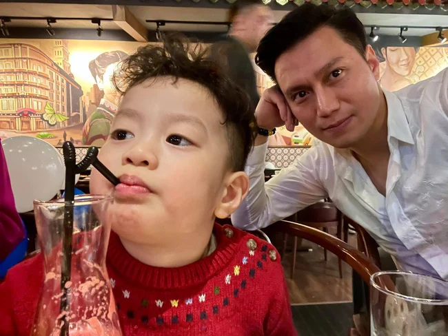 Việt Anh chia sẻ bức hình chụp cùng cậu con trai. Anh nói đến việc mãi mới có dịp dìm hàng con trai: 