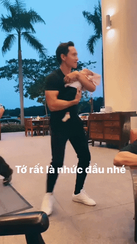 Hà Hồ chia sẻ khoảnh khắc đáng yêu của Kim Lý khi ở bên các con. Đặc biệt phút giây Kim Lý vừa ôm chặt con trên tay vừa nhún nhảy vui vẻ thu hút sự chú ý. Hành động của Kim Lý khiến Hà Hồ chỉ biết nói: