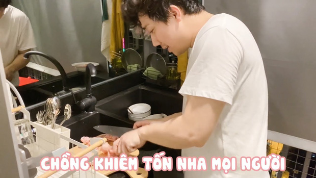 So với phòng khách và phòng ngủ, khu vực bếp có diện tích khiên tốn hơn hẳn.