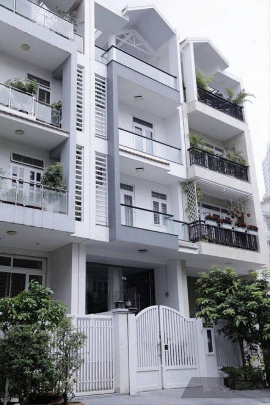Trước đó, vợ chồng Xìn - Ri sống cùng gia đình trong một biệt thự 3 tầng ở quận 7, TP. HCM.