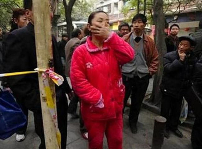 thay-me-mac-do-bo-den-truong-dua-tre-4-tuoi-noi-mot-cau-01