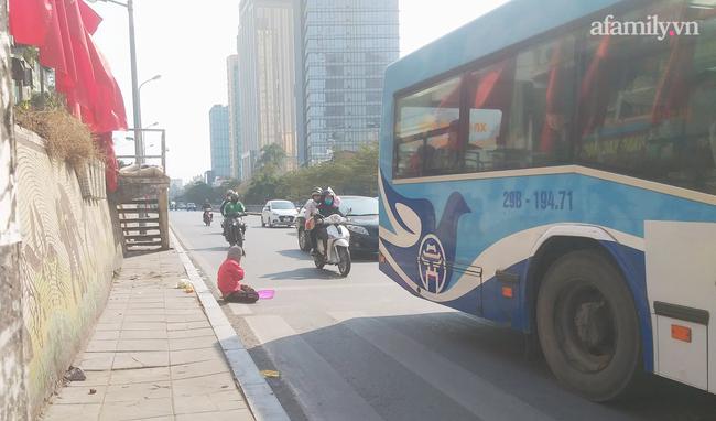 Khi có người ngỏ ý nhận nuôi, tạo công việc thì cô bé lắc đầu từ chối (Ảnh: Pháp luật & bạn đọc)