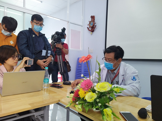 Bác sĩ Đinh Tấn Phương thông tin về bệnh nhi (Ảnh: Báo Người lao động)