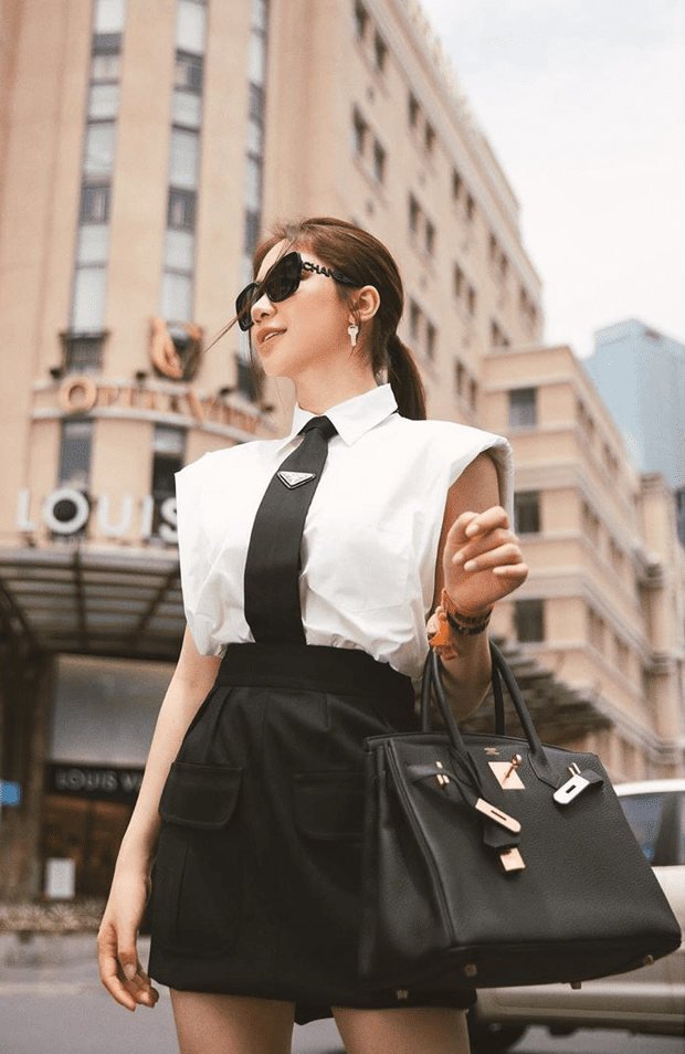 Hòa Minzy giờ đây không khác gì một Fashionista chính hiệu, sở hữu nhiều món hàng hiệu đắt giá.