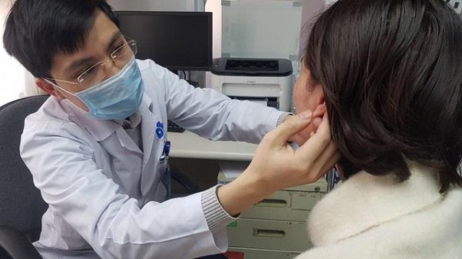 Bác sĩ khám tai cho bệnh nhân. (Ảnh: ANTĐ)