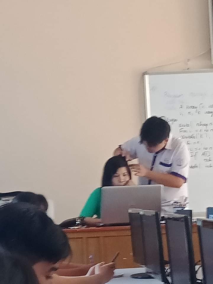 Hành động của nam sinh khiến mọi người bật cười