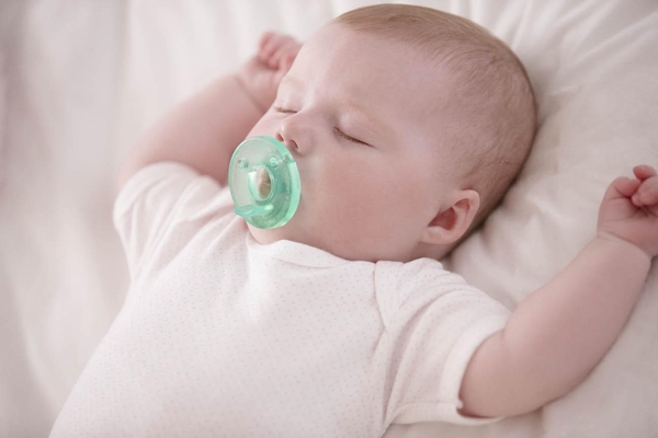 Mẹ nên cai núm ti giả cho bé trước năm 3 tuổi