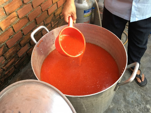Tương ớt vỉa hè được làm tại các cơ sở sản xuất chui có thể chứa chất gây hại đối với sức khỏe người sử dụng.