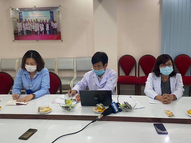 Đại diện Bệnh viện phụ sản MêKông trả lời báo chí về việc sản phụ bị 'liệt nửa người' sau khi gây tê (Ảnh: Thanh Niên)