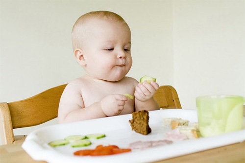 Trẻ nhỏ không nên ăn muối và gia vị