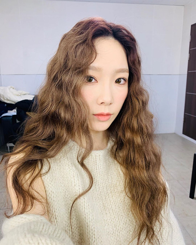 Xoăn xù mì bà cô Hàn Quốc: Với kiểu tóc xoăn xù mì bà cô Hàn Quốc, bạn sẽ nhận được bao nhiêu lời khen về nét duyên dáng và sự nữ tính. Hãy thử cho mình một kiểu tóc đầy thử thách này để cảm nhận được sự mới mẻ của nó.