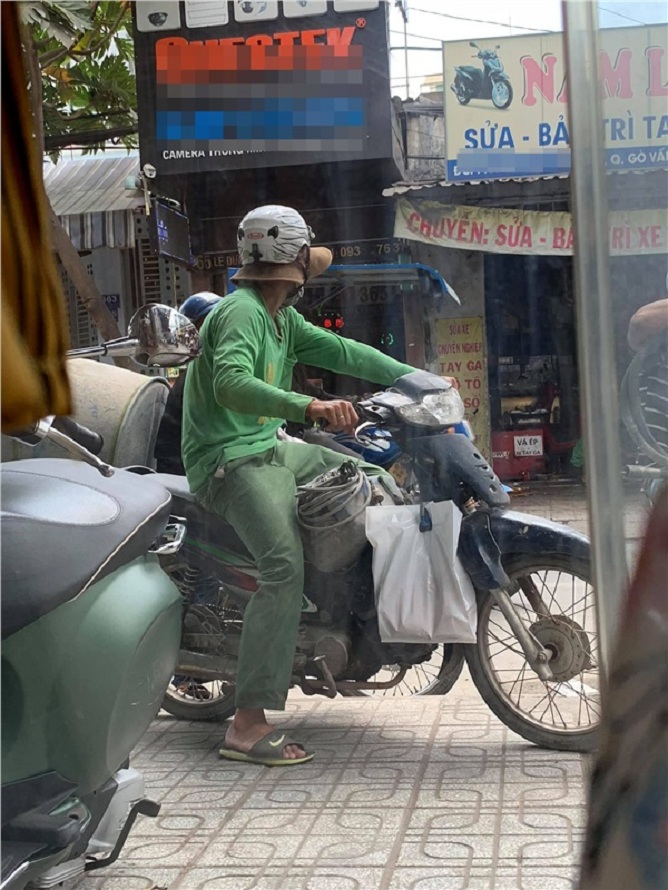 Hình ảnh người đàn ông lam lũ lần đầu đi mua váy tặng vợ khiến dân mạng cảm động