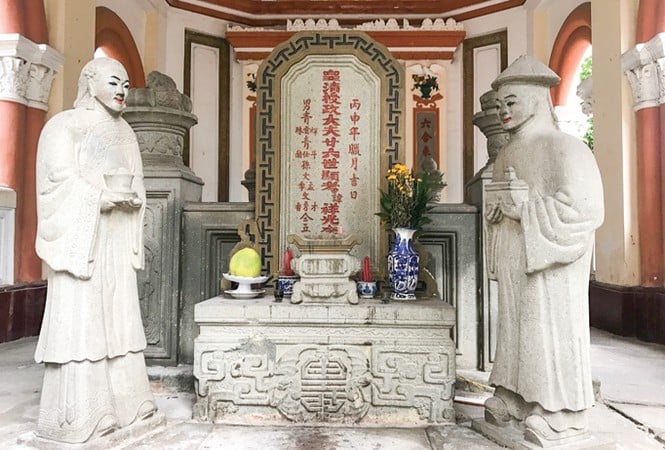 Kiều Thoại Hương và Lương Phước Thắng đứng trước nhà mồ canh giấc ngủ ngàn thu cho bá hộ Xường (Ảnh: Tiền Phong)