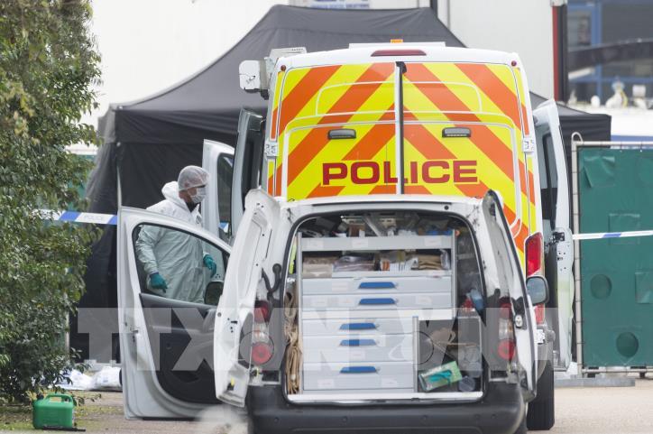 Nhân viên pháp y thuộc Cảnh sát Anh điều tra tại hiện trường xe container chở 39 thi thể ở Khu Công nghiệp Waterglade thuộc hạt Essex, miền Đông Nam nước Anh ngày 23/10/2019. Ảnh: THX/TTXVN  .