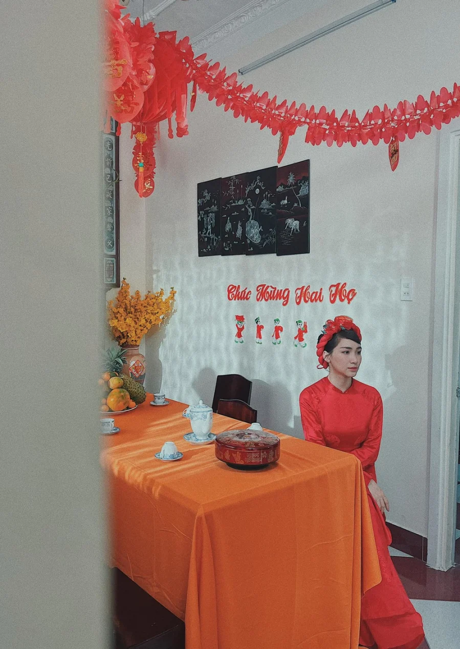 Mới đây, quản lý của Hòa Minzy bất ngờ chia sẻ hình ảnh nữ ca sĩ đang mặc áo dài truyền thống trong lễ cưới. Người này còn đính kèm dòng trạng thái ẩn ý: 