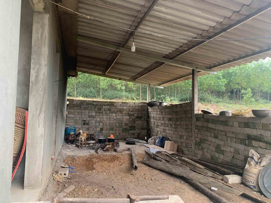 Ngôi nhà xập xệ của hai vợ chồng ông Ân (Ảnh: Vietnamnet)