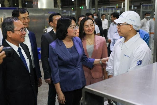 Phó Chủ tịch nước trao quà Tết cho người lao động và con em của nhân viên nhà máy sữa Vinamilk tại Bình Dương. 