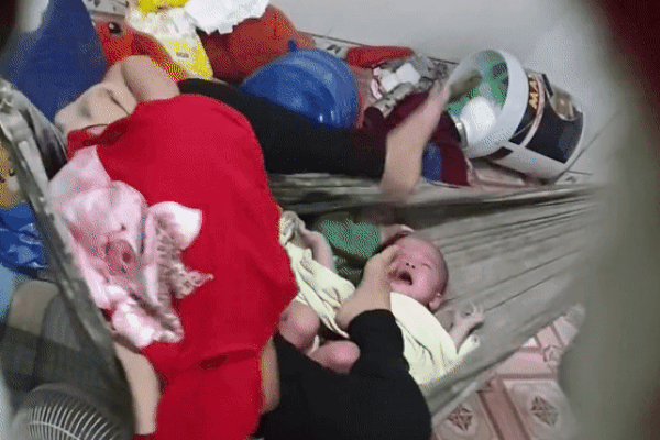 Hành động của người mẹ khiến người xem rùng mình