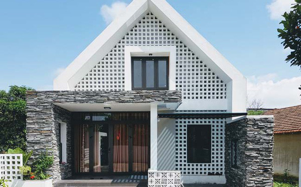 Cửa nhà kiên cố không bạc màu theo thời gian may mắn