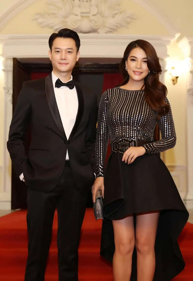 Diễn viên Anh Dũng lần đầu nói về tin đồn hẹn hò đàn chị Trương Ngọc Ánh: “Tôi cảm thấy chị Trương Ngọc Ánh là người sống rất tình cảm. Chị là kiểu nghệ sĩ không chọn một cuộc sống dễ dàng. Đó cũng là cách tôi sống nên cả hai có sự đồng cảm”. Anh Dũng khẳng định gặp gỡ Trương Ngọc Ánh là do duyên và anh cũng có sự nỗ lực của bản thân không hề có chuyện ưu ái. Anh mong khán giả chú ý hơn về sự nghiệp của cả hai thay vì quan tâm nhiều đến đời tư: “Tôi nghĩ mối quan hệ này hãy để thời gian chứng minh sẽ tốt hơn. Dù cho mình có nói thì cũng không hay lắm. Thứ hai, tôi không muốn người ta đồn đoán quá nhiều về một số chuyện trong cuộc sống của mình. Tôi chỉ muốn mọi người biết đến tôi là một người sống lương thiện. Tôi bước đi chậm nhưng chắc từng bước”.