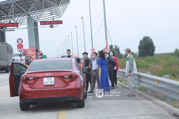 Khoảng 13h chiều ngày 28/1, một đoàn xe đang trên đường đi vào Quảng Ninh đón dâu đã phải dừng lại không thể vào tỉnh để đón dâu. (Ảnh: Doanh nghiệp và tiếp thị)