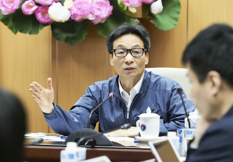 Phó Thủ tướng Chính phủ Vũ Đức Đam chiỉ đạo cuộc họp khẩn