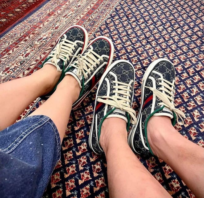Cả hai tậu luôn giày đôi đúng chuẩn như những cặp đôi mới yêu.