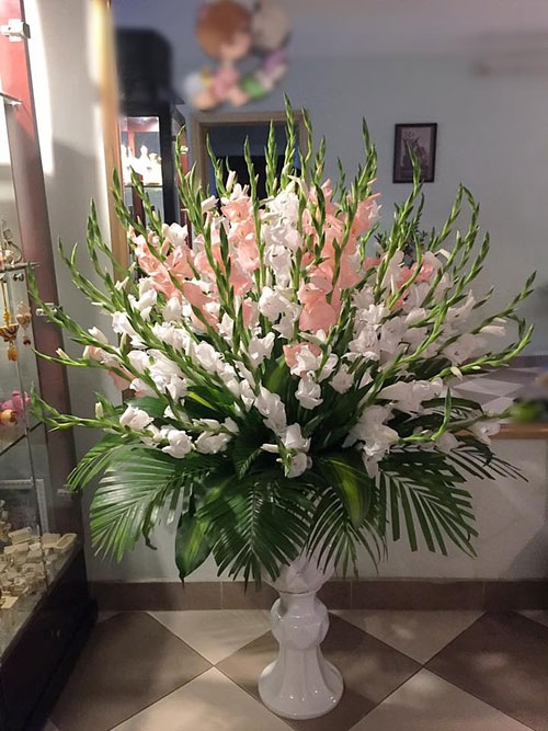 Có thể kết hợp nhiều màu hoa lay ơn để tạo điểm nhấn cho bình hoa.