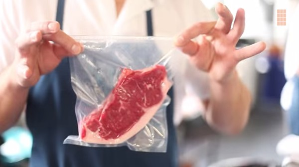 Nên cho thịt vào túi rồi hút chân không trước khi cho vào tủ lạnh