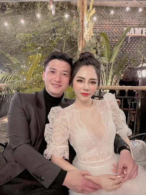 MC Bạch Lan Phương đã hạnh phúc khoe nhẫn cầu hôn từ diễn viên Huỳnh Anh. Sau màn cầu hôn bạn gái lớn tuổi, Huỳnh Anh cũng chia sẻ về đám cưới: 