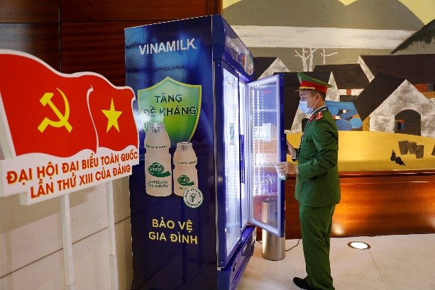 Các tủ sản phẩm Vinamilk được bố trí ở nhiều địa điểm, thuận tiện cho nhân sự làm việc tại Trung tâm hội nghị quốc gia Mỹ Đình, nơi diễn ra Đại Hội Đảng vừa qua