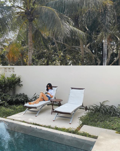 Mới đây, Hà Tăng đăng tải hình ảnh đang nằm nghỉ ngơi đọc sách, dù ảnh được chụp khá xa nhưng vẫn thấy được sự sang chảnh, cuốn hút, đôi chân dài miên man cũng chiếm trọn spotlight. Đặc biệt Hà Tăng tiết lộ bức ảnh này được chính ông xã Louis Nguyễn chụp cho mình. Có vẻ như cặp vợ chồng hào môn đang tận hưởng thời gian nghỉ ngơi sau 1 năm làm việc bận rộn.
