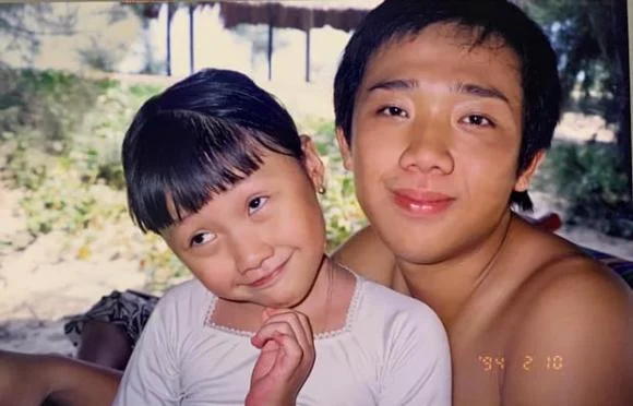 MC Trấn Thành có hai người em gái là Huỳnh Mi và Huỳnh Ân. Nhân ngày sinh nhật anh trai, Huỳnh Mi đăng ảnh Trấn Thành ngày xưa và viết: