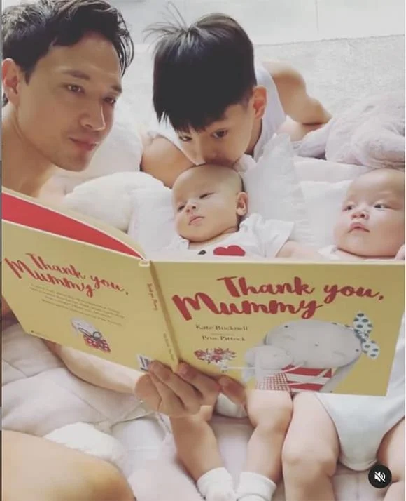 Mới đây, Hà Hồ đã đăng tải bức ảnh buổi sáng của chồng và các con. Nữ ca sĩ miêu tả cực sinh động rằng: