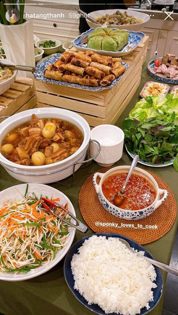 Gia đình Hà Tăng đang tất bật chuẩn bị đón Tết, tối qua cô bận bịu bên bếp lửa để làm tận 3 mẻ mứt dừa. Sáng nay cô lại gây choáng khi khoe bàn tiệc ăn Tết thịnh soạn của giới nhà giàu. Hà Tăng